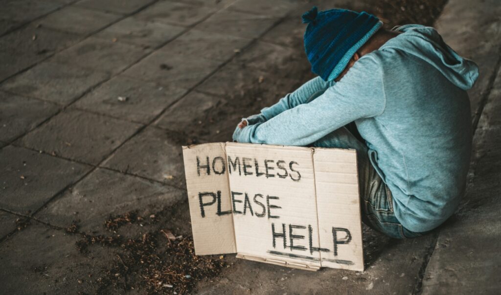 Zima to trudny czas dla osób bezdomnych i starszych. Wspólnie możemy im pomóc!