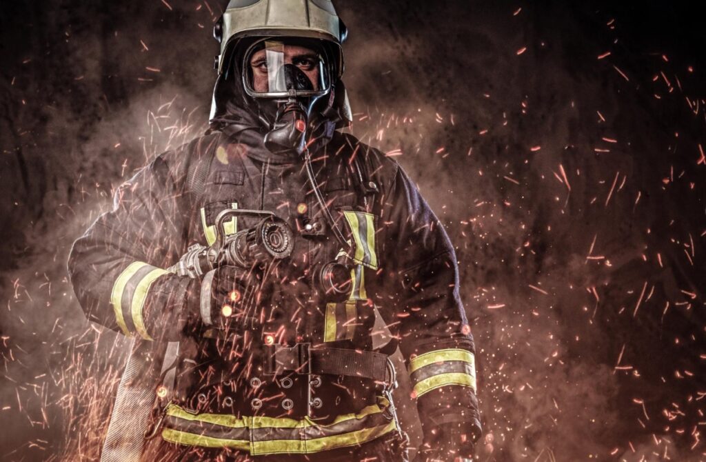 Wybuch pożaru w hali magazynowej w Rudzie Śląskiej – urządzenia chłodnicze w płomieniach